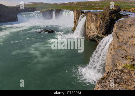 Einer der spektakulärsten Wasserfälle Islands, Godafoss (Wasserfall der Götter), außerhalb der Polarregionen Akureyri, Island, Stockfoto