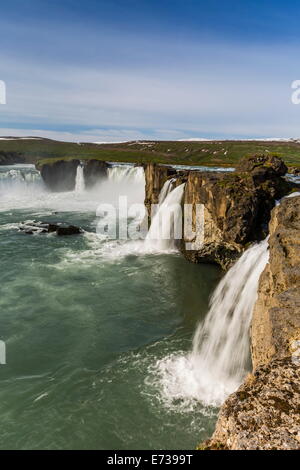 Einer der spektakulärsten Wasserfälle Islands, Godafoss (Wasserfall der Götter), außerhalb der Polarregionen Akureyri, Island, Stockfoto