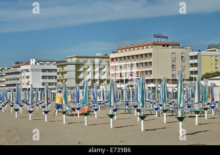 Caorle, Veneto, Italien. Mai 2014, Vorfrühling Seazon am Adria-Strand in Caorle Resort. Arbeiter Reinigung Strand neben Stockfoto