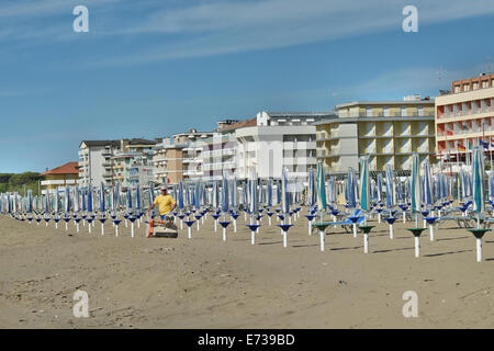 Caorle, Veneto, Italien. Mai 2014, Vorfrühling Seazon am Adria-Strand in Caorle Resort. Arbeiter Reinigung Strand neben Stockfoto