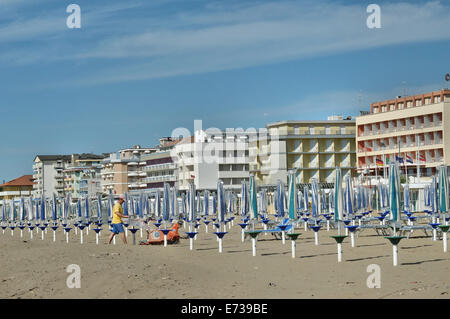 Caorle, Veneto, Italien. Mai 2014, Vorfrühling Seazon am Adria-Strand in Caorle Resort. Arbeiter Reinigung Strand neben Stockfoto