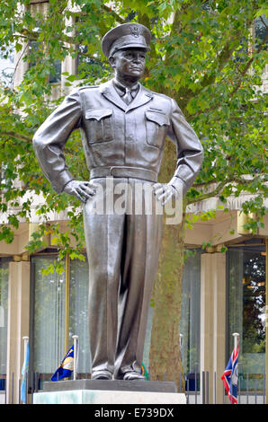 London, England, Vereinigtes Königreich. Statue: Präsident Dwight D Eisenhower (1890-1969) in Grosvenor Square von der US-Botschaft Stockfoto