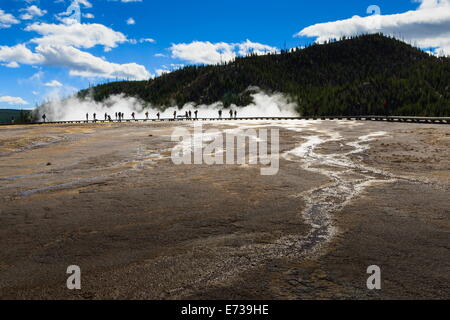 Touristen auf der Promenade in Kontur, Grand Bildobjekte Frühling, Yellowstone-Nationalpark, der UNESCO, Wyoming, USA Stockfoto