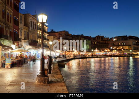 Promenade am venezianischen Hafen, Chania, Kreta, griechische Inseln, Griechenland, Europa Stockfoto