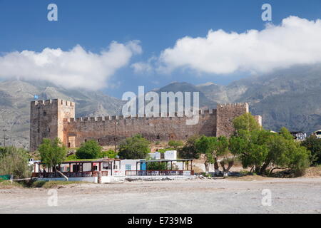 Venezianische Burg vor Lefka Ori (weißen Berge), Frangokastello, Chania, Kreta, griechische Inseln, Griechenland, Europa Stockfoto