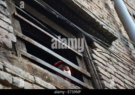 Nepalesische Kinder aussehende Menschen gehen bei Street aus seinem Haus im 2. November 2013 in Patan Nepal Stockfoto