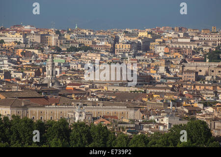 Roms Stadtbild: Ivo Alla Sapienza und Pantheon Kuppeln (Mitte-links und Mitte) vom Gianiculum Hill Stockfoto