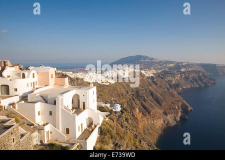 Blick entlang vulkanischen Felsen in Richtung Ferne Fira, Imerovigli, Santorin, Kykladen-Inseln, südliche Ägäis, griechische Inseln, Griechenland Stockfoto