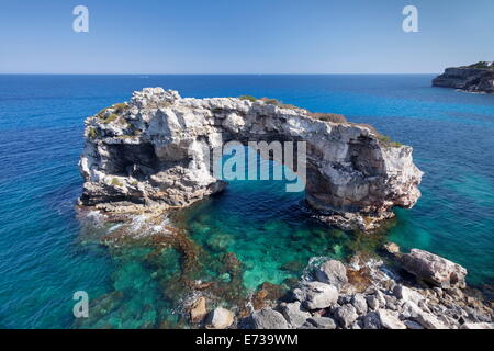 Torbogen Es Pontas, Cala Santany, Santanyi, Mallorca (Mallorca), Balearische Inseln (Islas Baleares), Spanien, mediterran Stockfoto