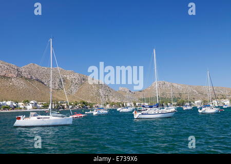 Blick über den Yachthafen Port de Pollenca, Pollenca, Mallorca (Mallorca), Balearische Inseln (Islas Baleares), Spanien, mediterran Stockfoto