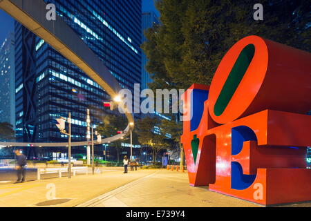 Liebe-Skulptur von Robert Indiana, Shinjuku, Tokio, Honshu, Japan, Asien Stockfoto