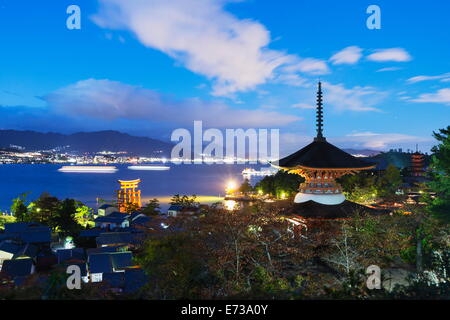 Pagode am Itsukushima Jinja Shinto-Schrein, der UNESCO, Insel Miyajima, Hiroshima-Präfektur, Honshu, Japan, Asien Stockfoto