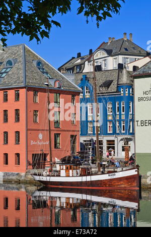 Jugendstil-Gebäuden und Reflexionen mit Boot, Alesund, mehr Og Romsdal, Norwegen, Skandinavien, Europa Stockfoto