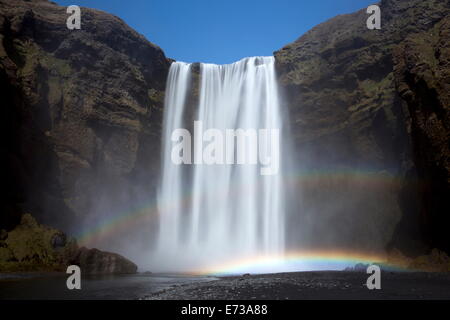 Skogafoss Wasserfall mit doppelter Regenbogen, South Island, Island, Polarregionen Stockfoto