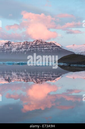 Blick auf Jökulsárlón Lagune in Richtung Berge und Eisberge, Breidamerkurjokull Gletscher Vatnajökull-Nationalpark, Island Stockfoto