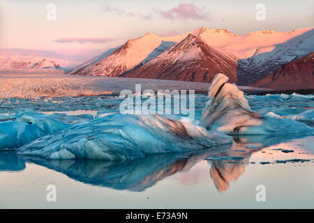 Blick auf Jökulsárlón Lagune in Richtung Berge und Eisberge, Breidamerkurjokull Gletscher Vatnajökull-Nationalpark, Island Stockfoto