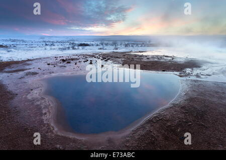 Dampf steigt aus Geothermie Pools bei Sonnenaufgang im Winter, Geysir, Haukardalur Tal, Island, Polarregionen Stockfoto