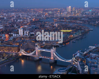 Luftaufnahme zeigt, Tower Bridge, die Themse und die Canary Wharf bei Dämmerung, London, England, Vereinigtes Königreich, Europa Stockfoto