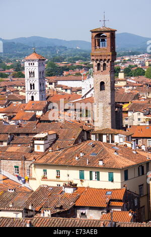 Dachlandschaft vom Torre Guinigi, gesehen mit dem Torre Delle Ore auf der rechten Seite, Lucca, Toskana, Italien, Europa Stockfoto