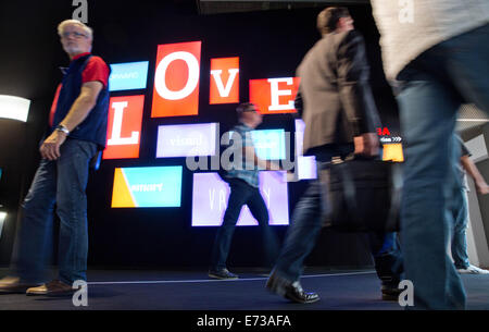 Berlin, Deutschland. 5. Sep, 2014. Besucher zu Fuß vorbei an TV-Bildschirme am Messestand von Toshiba am ersten Tag der Elektronik-Messe IFA in Berlin, Deutschland, 5. September 2014. Die IFA durchzieht 10. September 2014 5 September. Foto: Jörg Carstensen/Dpa/Alamy Live News Stockfoto