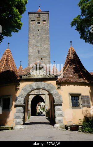 Das Burgtor (Burg Tor) in den Wänden von Rothenburg Ob der Tauber, romantische Straße, Franken, Bayern, Deutschland, Europa Stockfoto