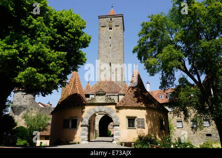 Das Burgtor (Burg Tor) in den Wänden von Rothenburg Ob der Tauber, romantische Straße, Franken, Bayern, Deutschland, Europa Stockfoto