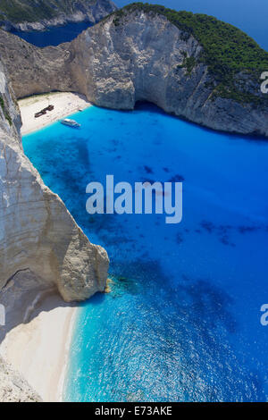 Navagio Strand und Schiffbruch im Smugglers Cove auf der Küste von Zakynthos, Ionische Inseln, griechische Inseln, Griechenland, Europa Stockfoto