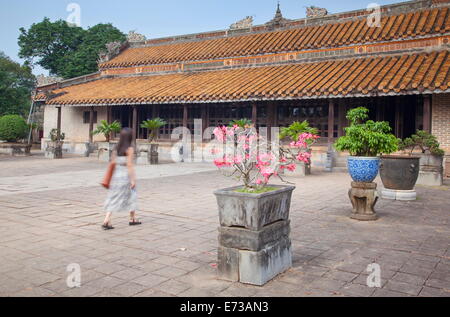 Frau am Hoa Khiem Tempel am Grab des Tu Duc, der UNESCO, Hue, Thua Thien Hue, Vietnam, Indochina, Südostasien, Asien Stockfoto