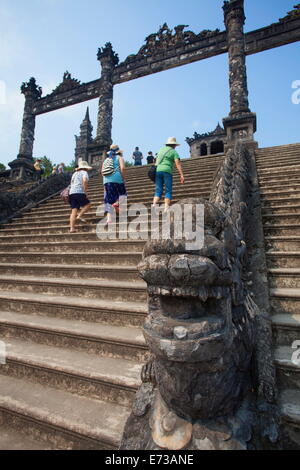 Touristen am Grab von Khai Dinh, UNESCO-Weltkulturerbe, Hue, Thua Thien Hue, Vietnam, Indochina, Südostasien, Asien Stockfoto