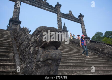 Touristen am Grab von Khai Dinh, UNESCO-Weltkulturerbe, Hue, Thua Thien Hue, Vietnam, Indochina, Südostasien, Asien Stockfoto