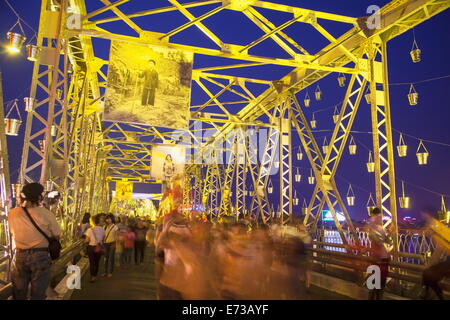 Kunstausstellung auf Trang Tien Brücke, Hue, Thua Thien Hue, Vietnam, Indochina, Südostasien, Asien Stockfoto