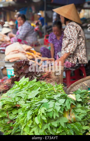 Frauen verkaufen Gemüse am Markt, Hoi An, Quang Nam, Vietnam, Indochina, Südostasien, Asien Stockfoto