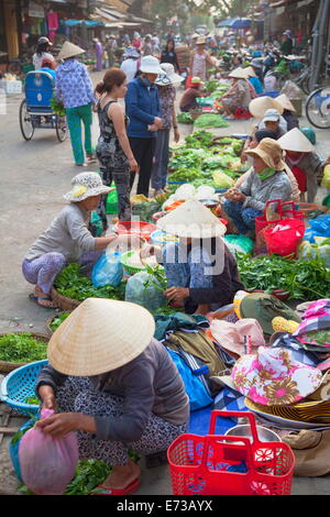 Frauen verkaufen Gemüse am Markt, Hoi An, Quang Nam, Vietnam, Indochina, Südostasien, Asien Stockfoto