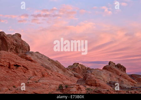 Wolken bei Morgendämmerung über Sandstein-Formationen, Valley of Fire State Park, Nevada, Vereinigte Staaten, Nordamerika Stockfoto