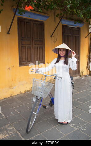 Frau trägt Ao Dai Kleid mit Fahrrad, Hoi An, Quang Nam, Vietnam, Indochina, Südostasien, Asien Stockfoto
