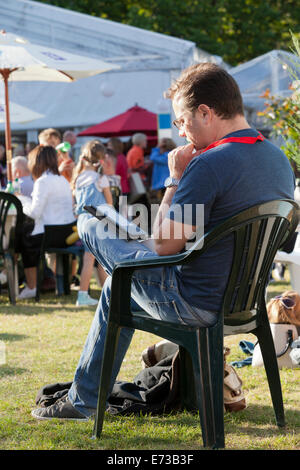 Ein Besucher liest ein e-Book am Eröffnungstag des Edinburgh International Book Festival 2014. Edinburgh, Schottland. 9. August Stockfoto