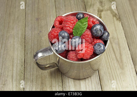 Heidelbeeren und Himbeeren in einer Metallschale Stockfoto