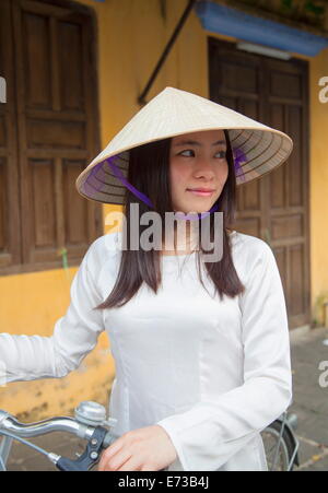 Frau trägt Ao Dai Kleid mit Fahrrad, Hoi An, Quang Nam, Vietnam, Indochina, Südostasien, Asien Stockfoto