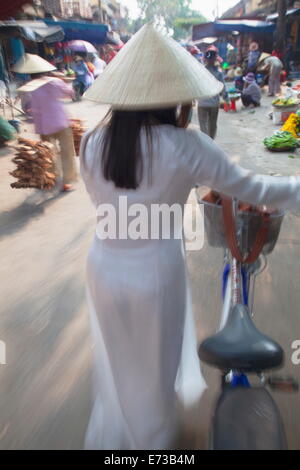 Frau trägt Ao Dai Kleid in Phouc Kien Assembly Hall, Hoi an, der UNESCO, Quang Nam, Vietnam, Indochina, Südostasien, Asien Stockfoto