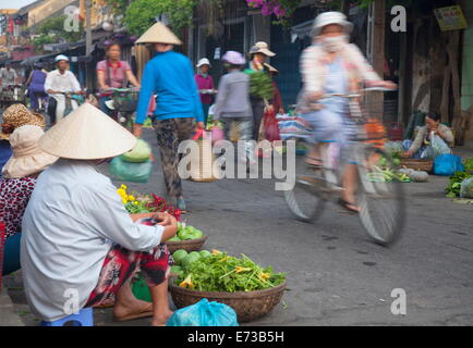 Frauen-Anbieter verkaufen Gemüse am Markt, Hoi an, der UNESCO, Quang Nam, Vietnam, Indochina, Südostasien, Asien Stockfoto