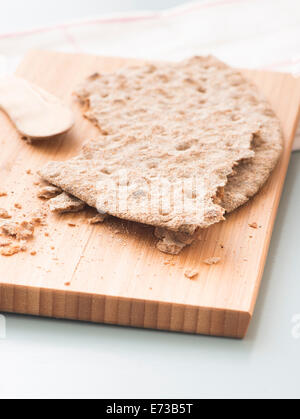 Nahaufnahme des schwedischen Knäckebrot, Roggen Fladenbrot, auf Holzbrett liegen. Stockfoto