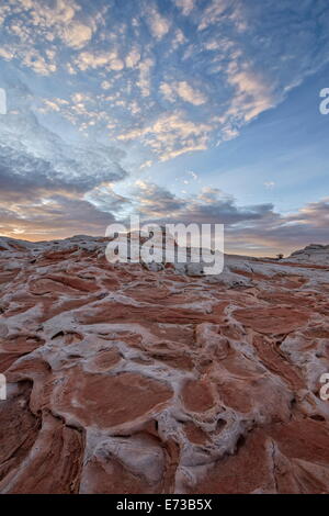 Wolken bei Morgendämmerung über Lachs und weißem Sandstein, White Pocket, Vermilion Cliffs National Monument, Arizona, USA Stockfoto