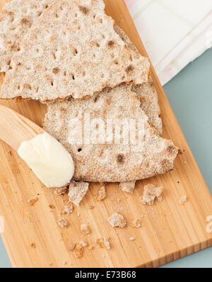 Nahaufnahme des schwedischen Knäckebrot, Roggen Fladenbrot auf Holzbrett. Stockfoto