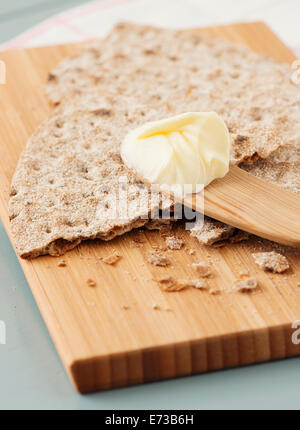 Nahaufnahme des schwedischen Knäckebrot, Roggen Fladenbrot auf Holzbrett. Stockfoto