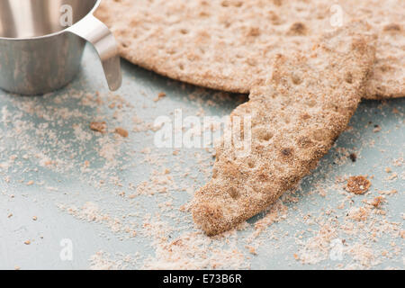 Nahaufnahme des schwedischen Knäckebrot, flache Roggenbrot. Stockfoto