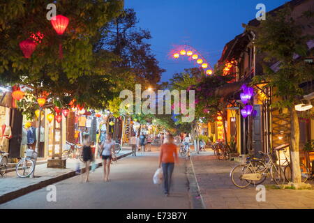 Straßenszene in der Abenddämmerung, Hoi an, UNESCO-Weltkulturerbe, Quang Nam, Vietnam, Indochina, Südostasien, Asien Stockfoto