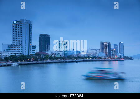 Skyline der Stadt Han-Fluss entlang in der Abenddämmerung, Da Nang, Vietnam, Indochina, Südostasien, Asien Stockfoto