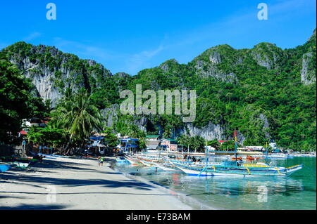 Die Bucht von El Nido mit Auslegerboote, Bacuit Archipel, Palawan, Philippinen, Südostasien, Asien Stockfoto