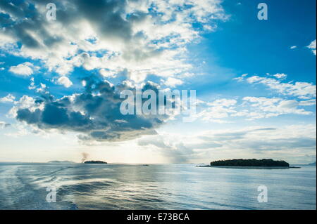 Dramatische Wolken bei Sonnenuntergang über die Mamanucas Inseln, Fidschi, South Pacific, Pazifik Stockfoto
