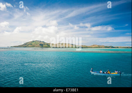 Kleines Boot in der blauen Lagune, Yasawas, Fiji, Südsee, Pazifik Stockfoto